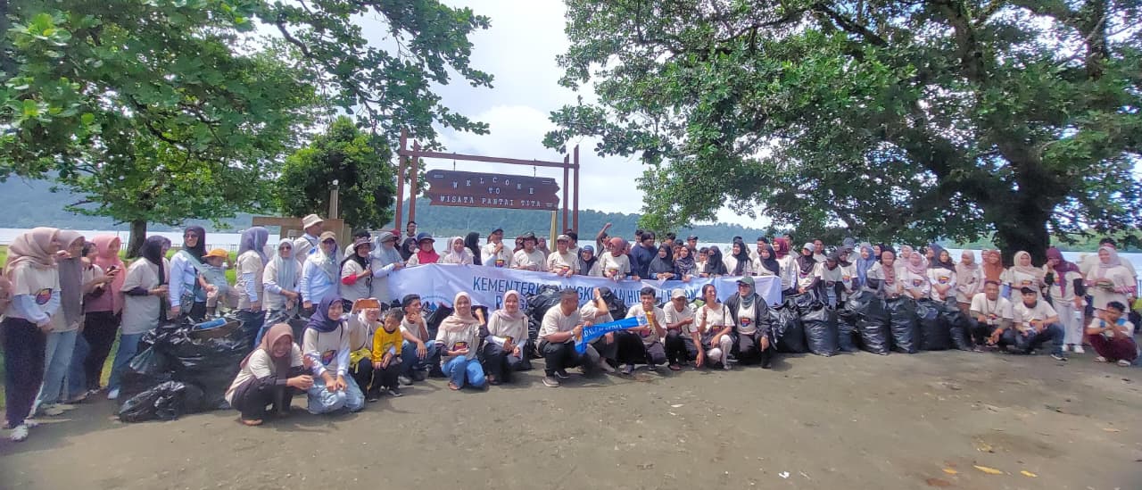 Aksi World Cleanup Day Banda Naira 2025: Bersih-Bersih untuk Menjaga Keindahan Laut Maluku