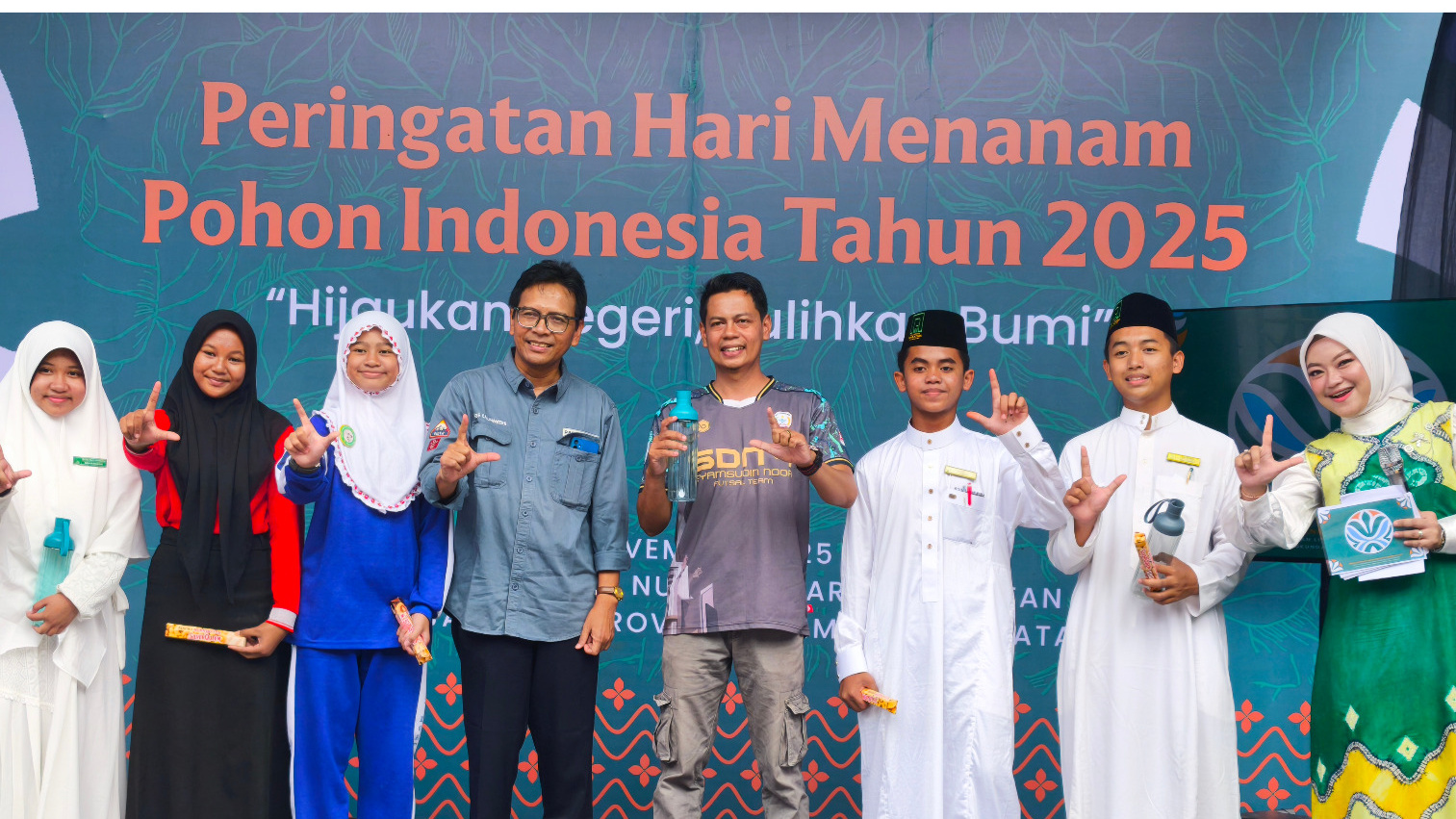 Tanam Pohon, Jaga Bumi! Pusdal LH Kalimantan Gaet Ponpes Binaan UAS, Ratusan Santri Dibekali Teknologi LOSIDA Ber-QR Code