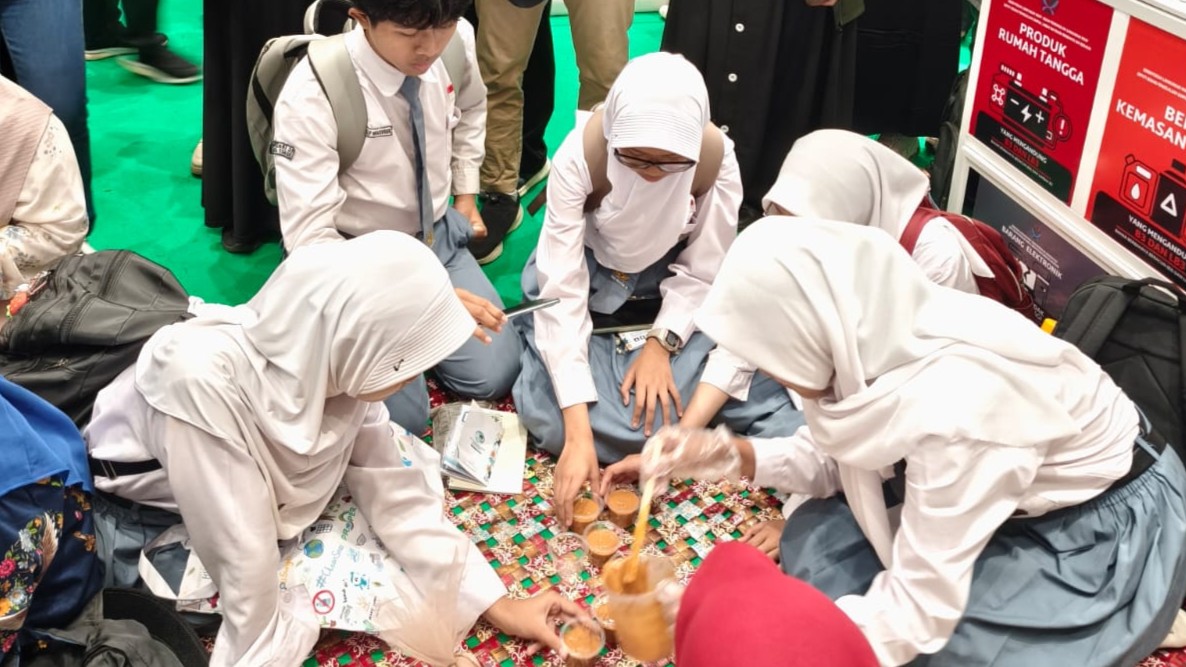 Ibu Menik dengan Sampahnya: Kisah Inspiratif Dibalik Event HLH Sedunia 2025