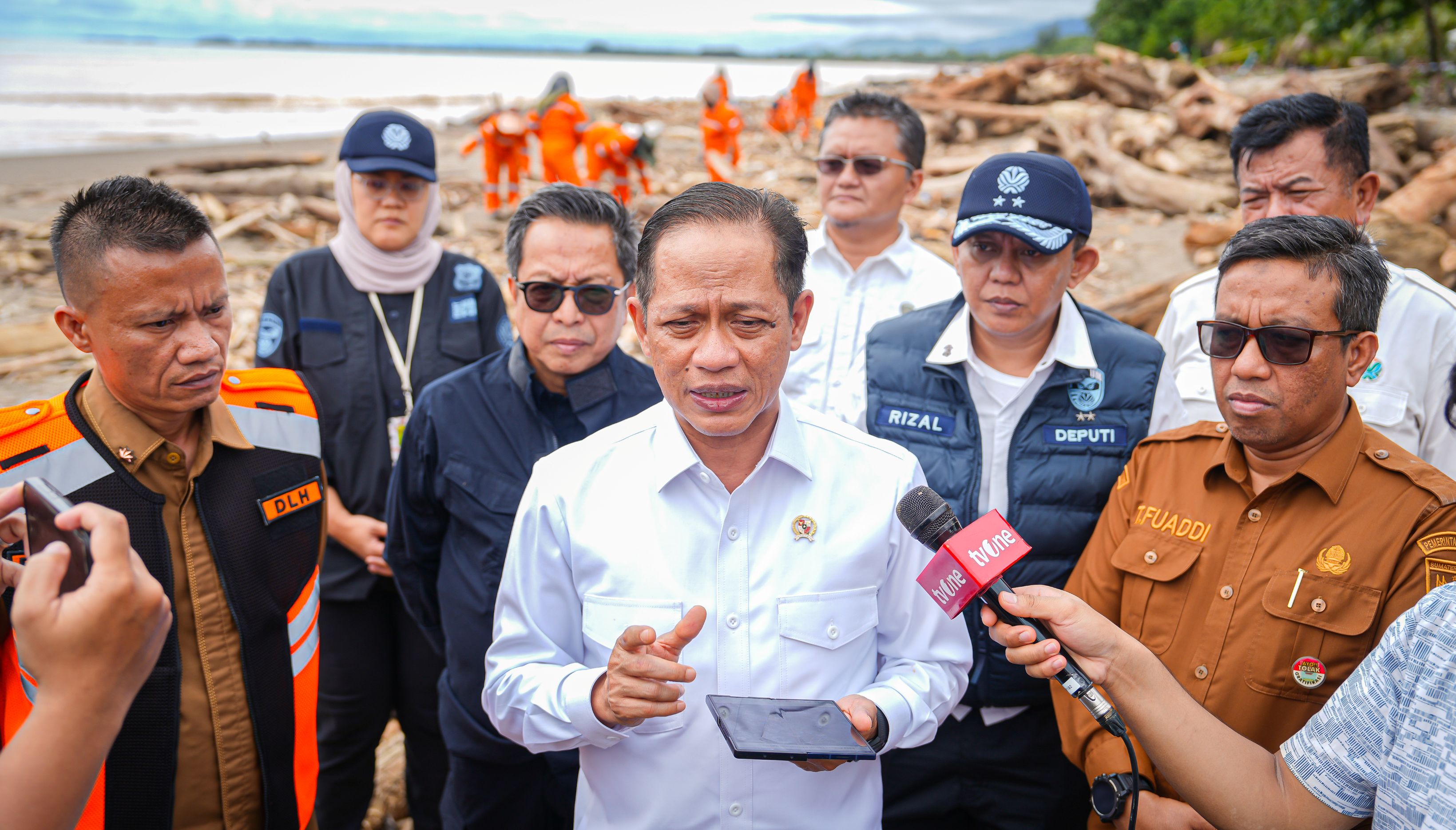 Menteri LH Kunjungi Sumbar: Kerusakan Banjir Dominan Faktor Alam, Wajib Evaluasi Daya Dukung Lingkungan