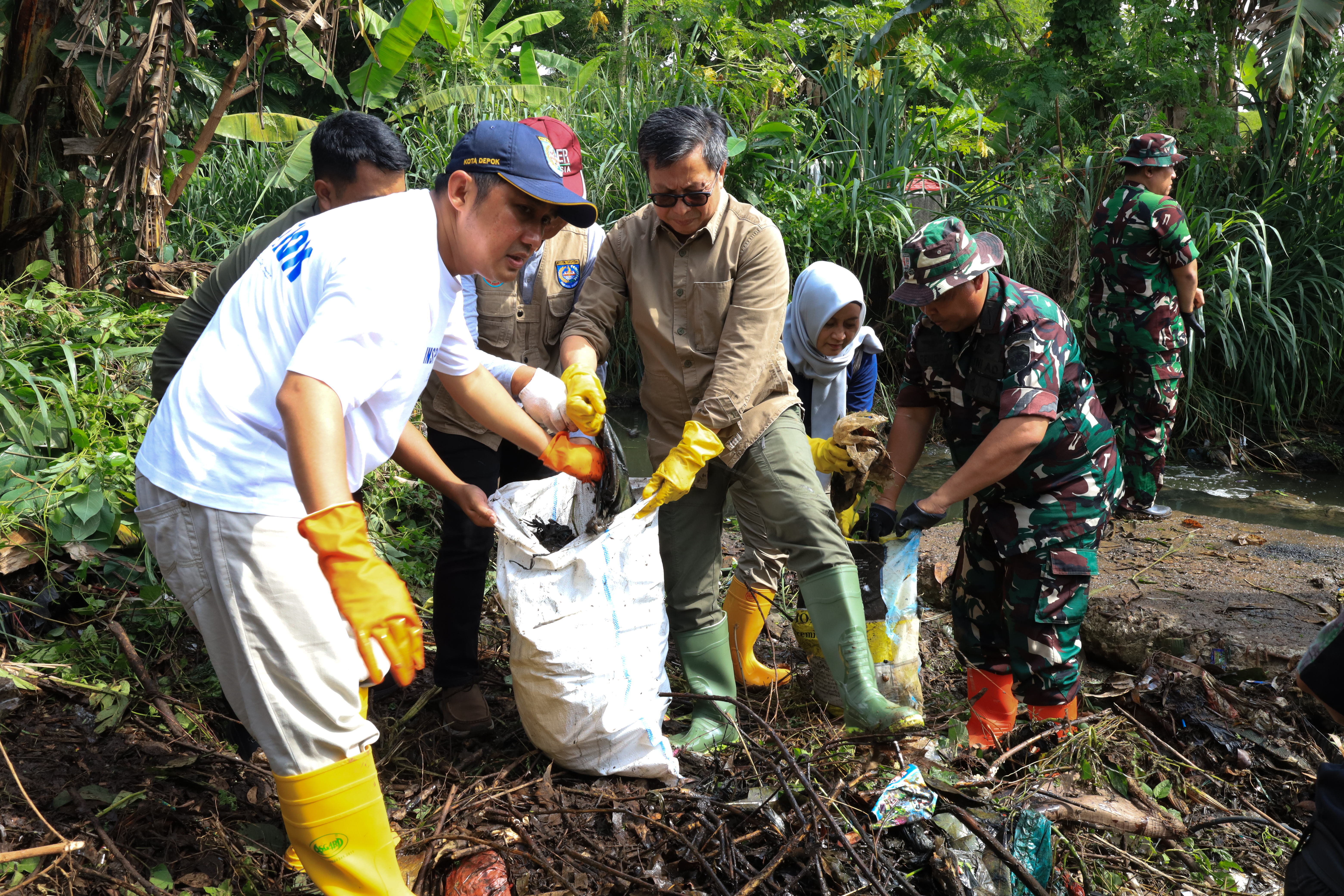 Aksi Bersih Sungai Cipinang: KLH dan Kodam Jaya Perangi Sampah, Tekan Risiko Banjir Jabodetabek