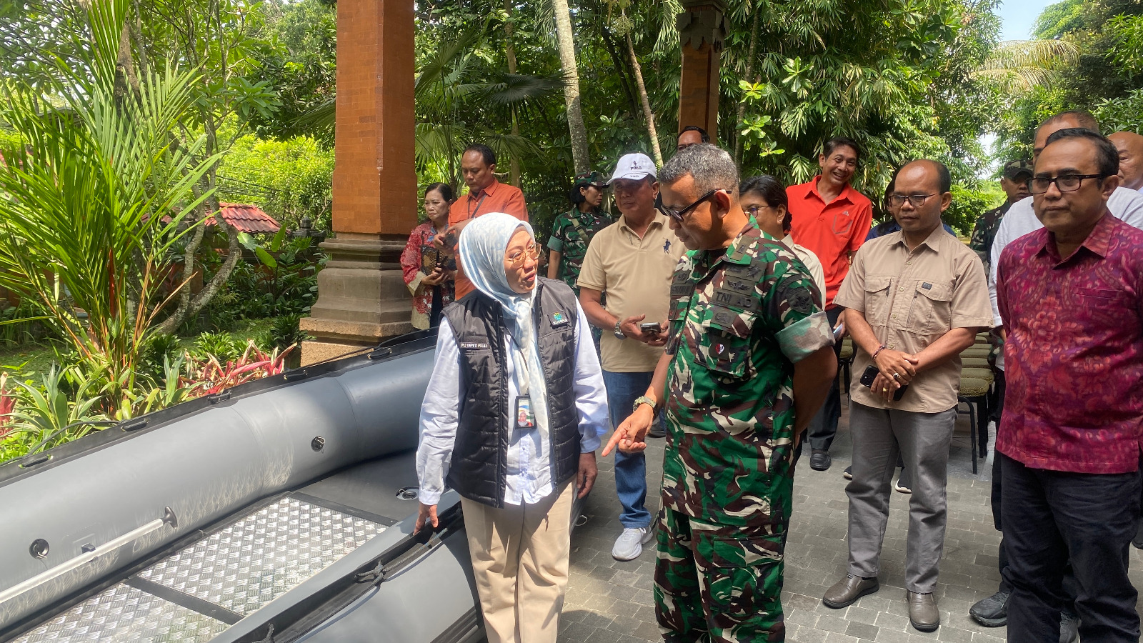 Sinergi Hijau KLH/BPLH dan TNI: Serahkan Perahu Karet untuk Kesiapsiagaan Bencana dan Penguatan Operasi Bersih Sampah Laut Bali