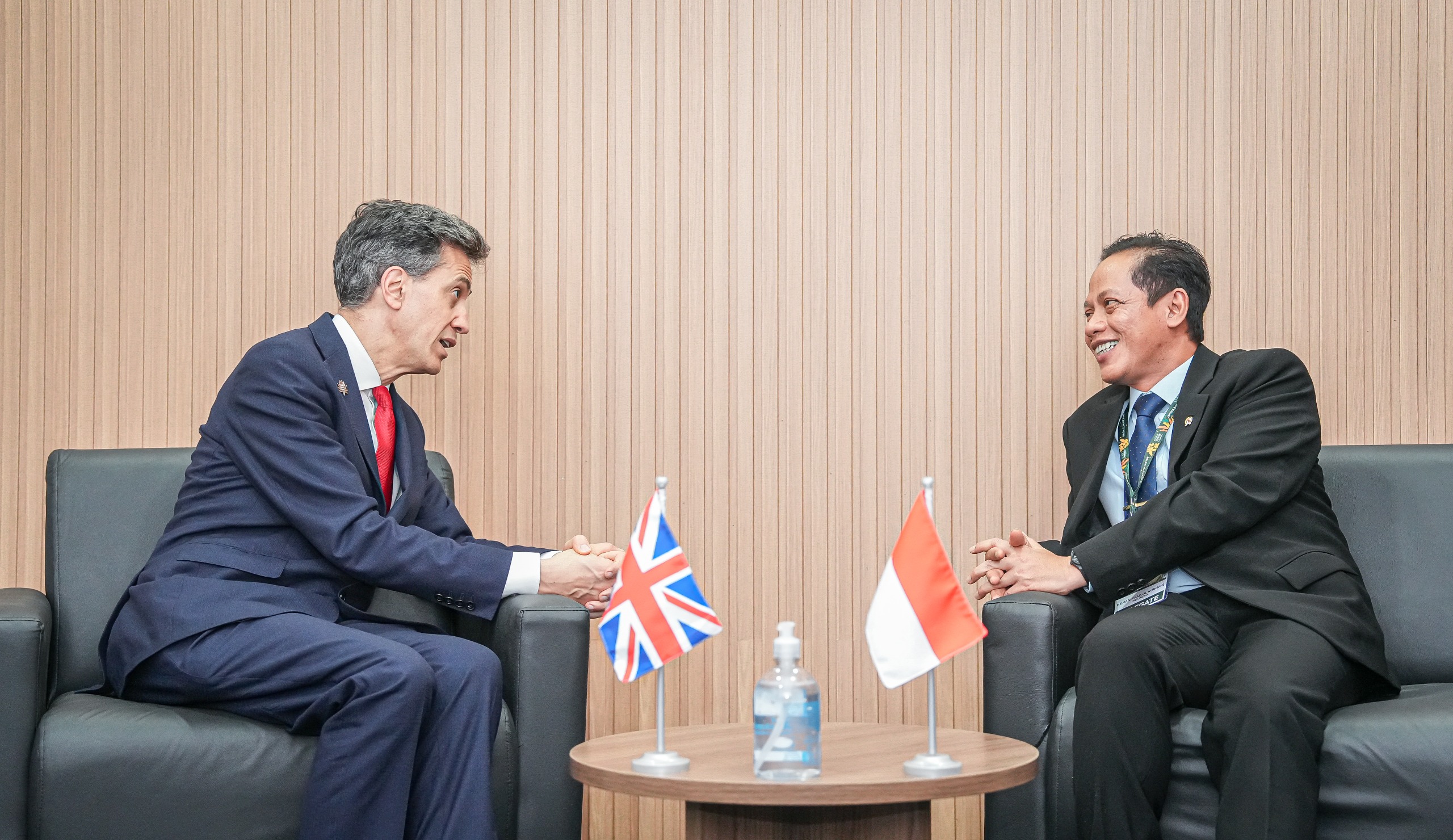 Indonesia–Inggris Tandatangani MoU Perubahan Iklim, Menteri Hanif: Diplomasi Hijau untuk Dunia yang Lebih Rendah Emisi