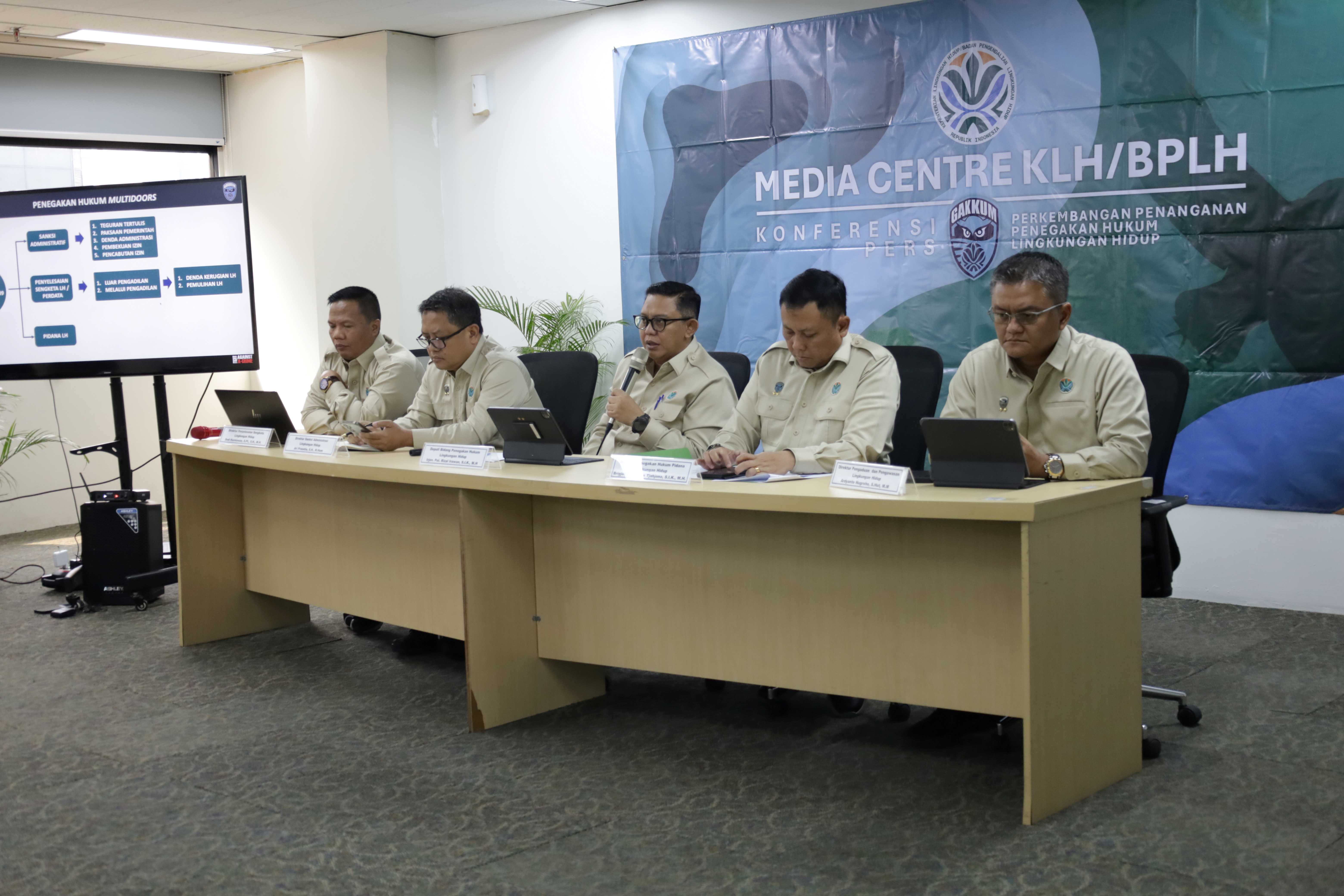 Menteri LH Tegaskan Komitmen Penegakan Hukum: Awasi 921 Perusahaan/Kegiatan, Jatuhkan Sanksi Tegas Pelanggaran Pengelolaan Lingkungan