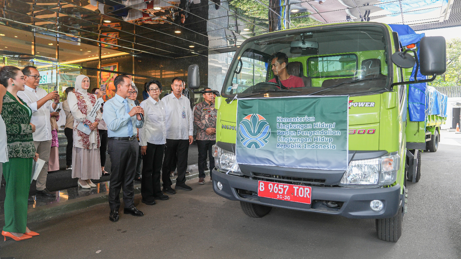 Menteri LH Kirim Amunisi Pengelola Sampah dan Alat Berat Perkuat Pemulihan Bencana Banjir Sumatera