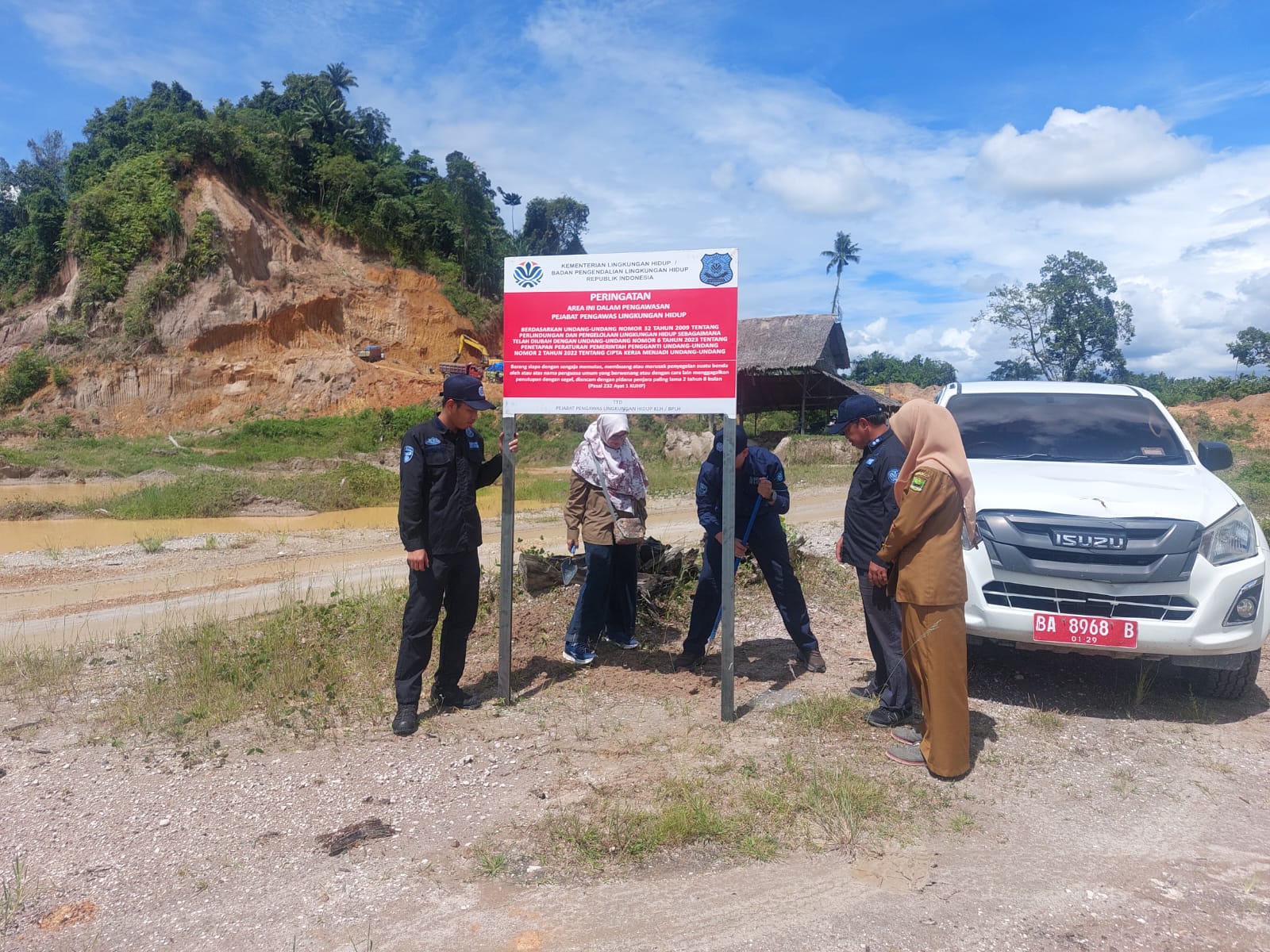 Menteri LH Segel Pertambangan di Sumatera Barat: Tindakan Tegas Pasca Banjir untuk Lindungi Masyarakat dan Tata Kelola Air